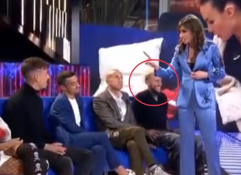 KUNandFUN's tweet image. La cara de Alex mientras Marta Flych lija a Luitingo contra el asfalto.

Buenísimo!!!😆😆😆😆👏👏
#GHVIP02N #GHVIP3N