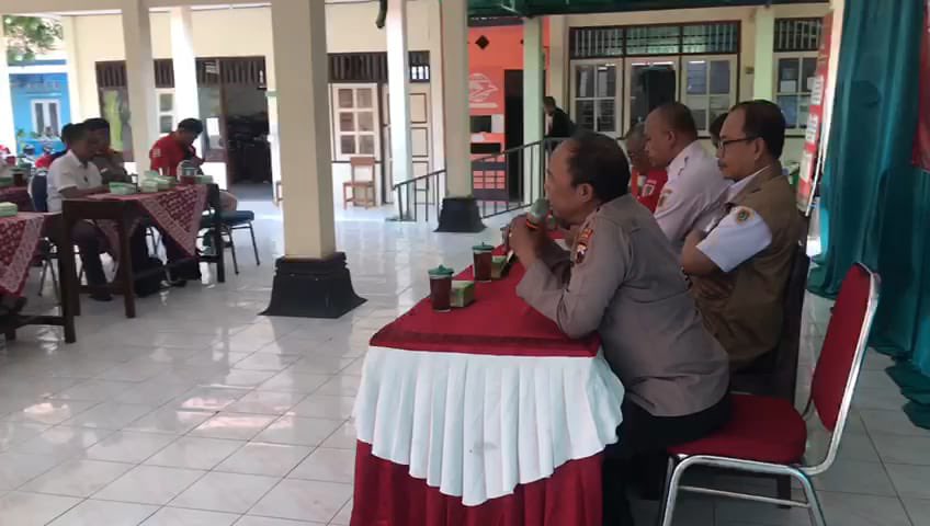 Humas_Kalikotes's tweet photo. Kegiatan JUMAT CURHAT pada tanggal 3 Nopember 2023 pukul 08.30 wib s/d selesai di kantor aula kecamatan Kalikotes, kec. Kalikotes, Klaten yang di hadiri kurang lebih 25 orang.

#polsekkalikotes
#polresklaten
#polresklatenhadir
#PolriPresisi
#indonesiaindicator https://t.co/cbaDJY1A9e