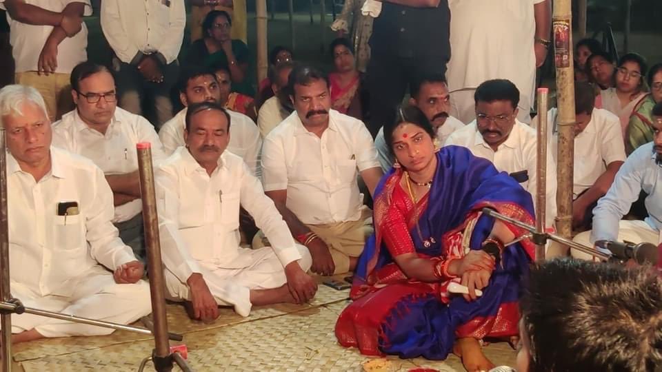 JSurenderreddy2's tweet photo. పాతబస్తీ మంగళహాట్ లోని సీతారాం బాఘ్ మందిరంలో లతామా ఫౌండేషన్ చైర్పర్సన్ మాధవీలత గారి అధ్వర్యంలో జరుగుతున్న “భారతభాగ్య సమృద్ధి యజ్ఞం” కు హాజరుకావడం జరిగింది. https://t.co/lqX3jkSd5S