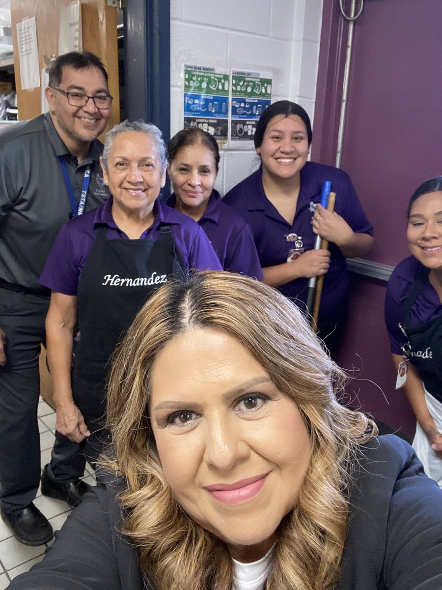 SMCISD_CN_DEPT's tweet image. Visiting the heart of Hernandez campus-the kitchen! Your dedication to serving our students with endless smiles warms our hearts. Your hard work is genuinely appreciated. Thank you from the bottom of our hearts! And those charming selfies stumbled upon? Adorable! #SanMarcosCISD