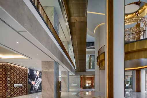 OMRcat's tweet image. #JioWorldPlaza Unveiled: #India's #PremierDestination for #HighEndRetail and #Entertainment
The Plaza seamlessly integrates with the Nita Mukesh Ambani Cultural Centre, the Jio World Convention Centre and the Jio World Garden, making it an all-encompassing destination for