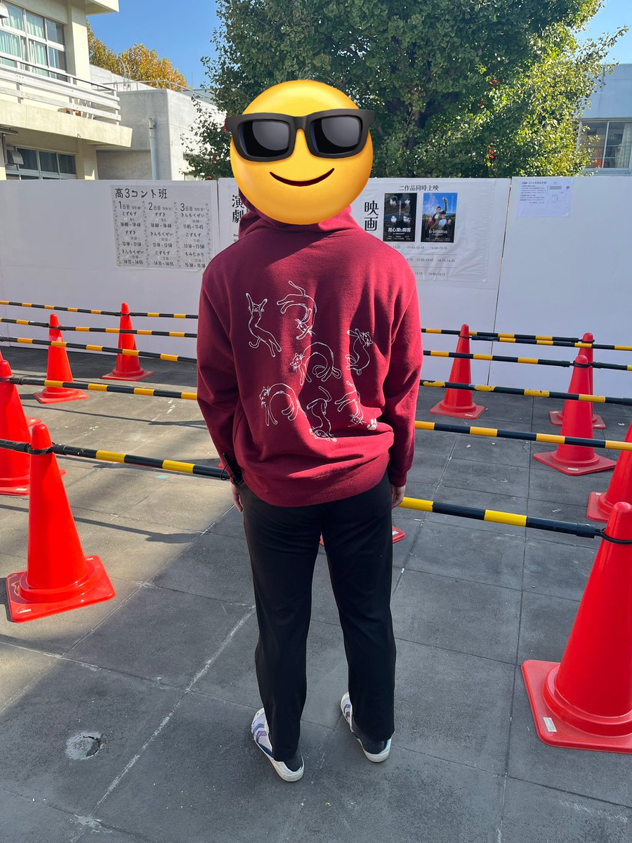 conte_72's tweet photo. この赤いパーカーがコント班の目印です。演劇班、コント班について分からないことがあった場合は是非お声がけ下さい。

 #筑駒文化祭2023 https://t.co/Poq6GoNi5Z