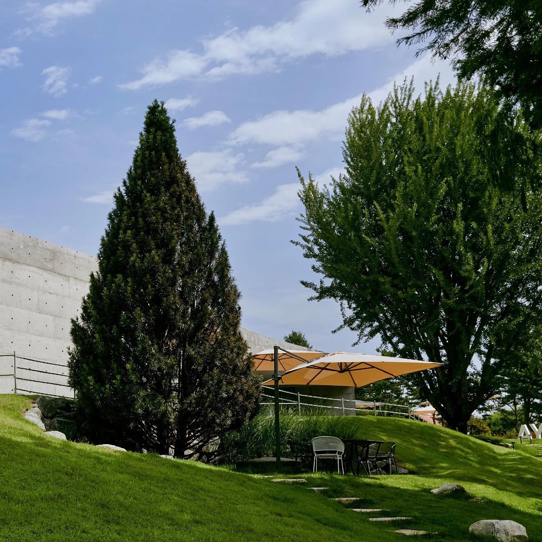 ideabox7's tweet image. 남양주의 떠오르는 미식 공간, 아유 스페이스. 사실은 한 재벌가의 별장이었습니다. - ALLTHATTRAVEL - go.shr.lc/3MoDy1y