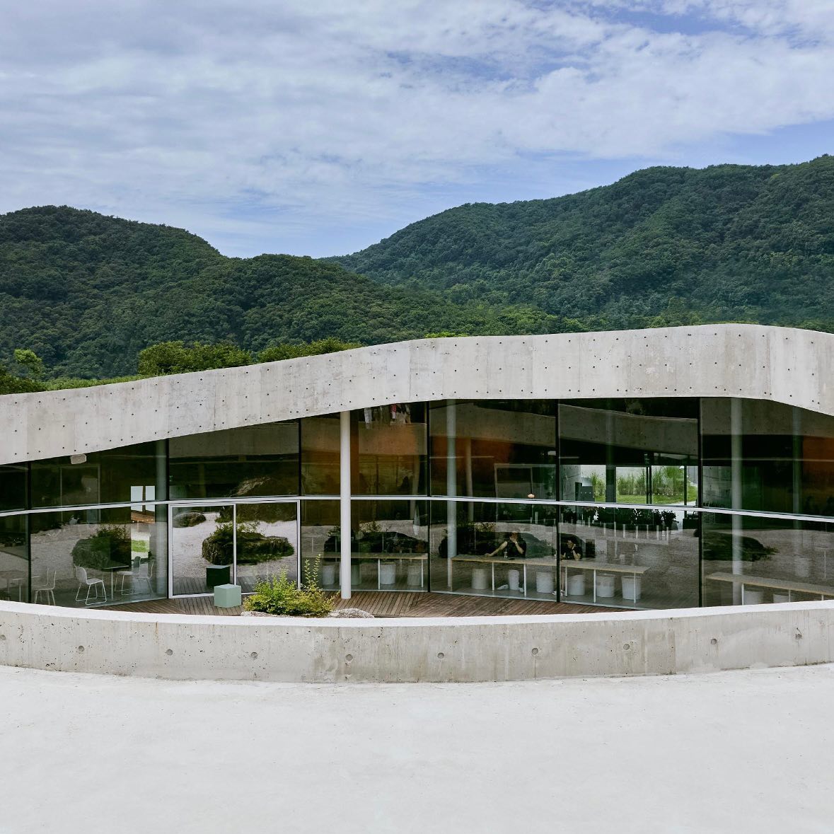 ideabox7's tweet image. 남양주의 떠오르는 미식 공간, 아유 스페이스. 사실은 한 재벌가의 별장이었습니다. - ALLTHATTRAVEL - go.shr.lc/3MoDy1y