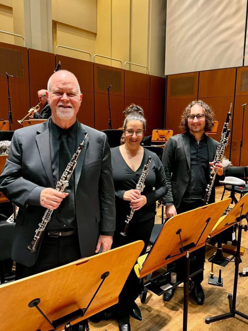 NEW SEASON > NEW FACES 😃 A big welcome to our new #Englishhorn player, Ben Brogadir!!! Here is Ben (right) pictured after our performances of #Mahler 1 earlier this fall with his new colleagues in the #oboe section, Marty (left) and Karen (center) 😍 orsymphony.org/discover/orche…