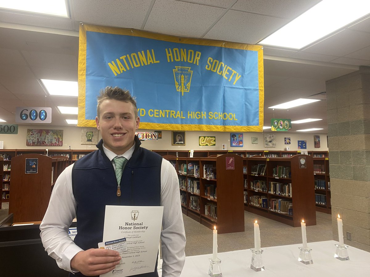sammylockhart11's tweet photo. Exited to be inducted into the National Honor Society.
@CoachBacchusIWU 
@Coach_Rode 
@CoachRidings 
@MTHEO12 
@KeeversChris 
@Coach_Snuggs 
@floydcfootball https://t.co/ZmVsKlaXvc