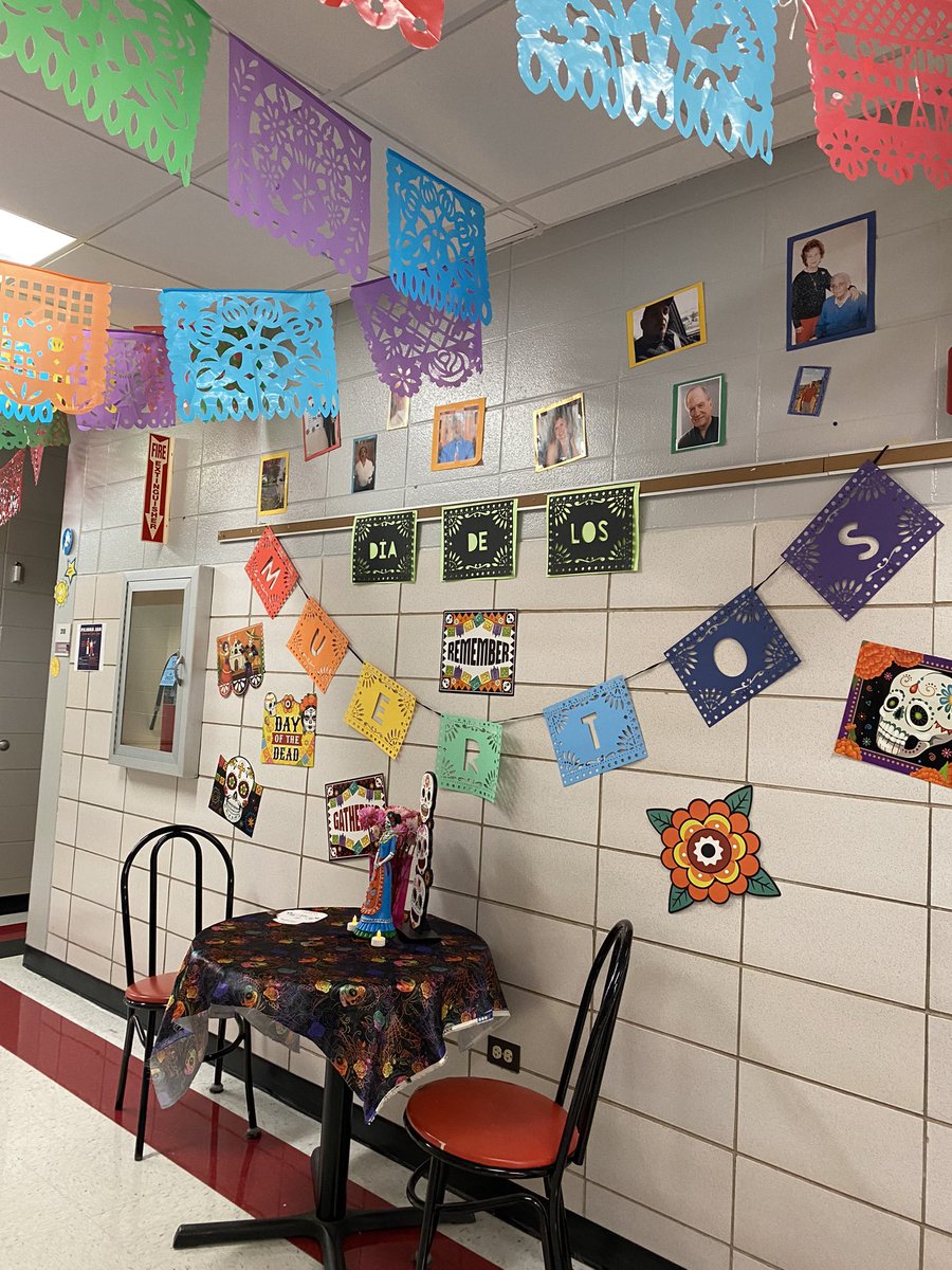 AthenaKalaras's tweet photo. Celebrating Día De Los Muertos #LasClasesDeEspañol @D23MacArthur @PHSD23 https://t.co/ZmqAhJIPB8