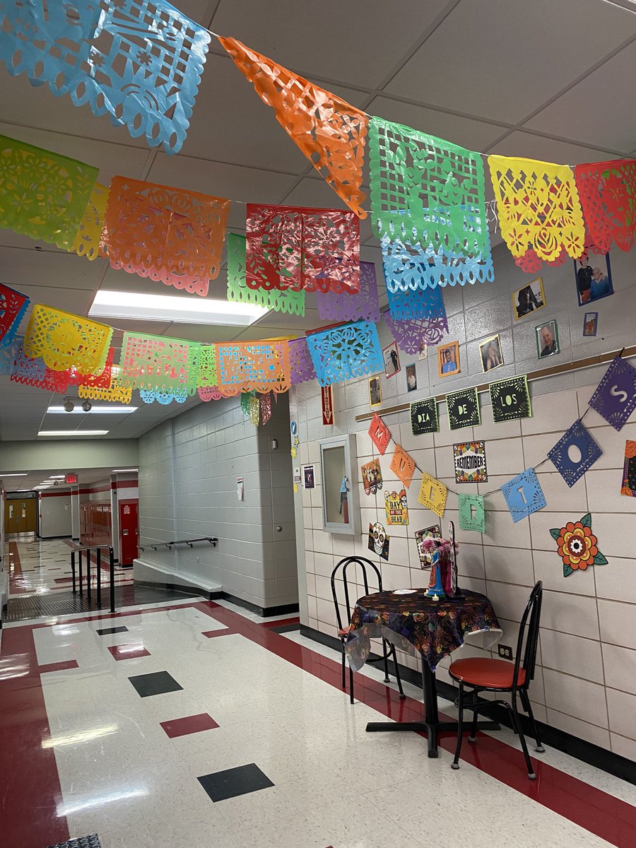 Celebrating Día De Los Muertos #LasClasesDeEspañol <a href="/D23MacArthur/">MacArthur M.S.</a> <a href="/PHSD23/">Prospect Hts. SD23</a>