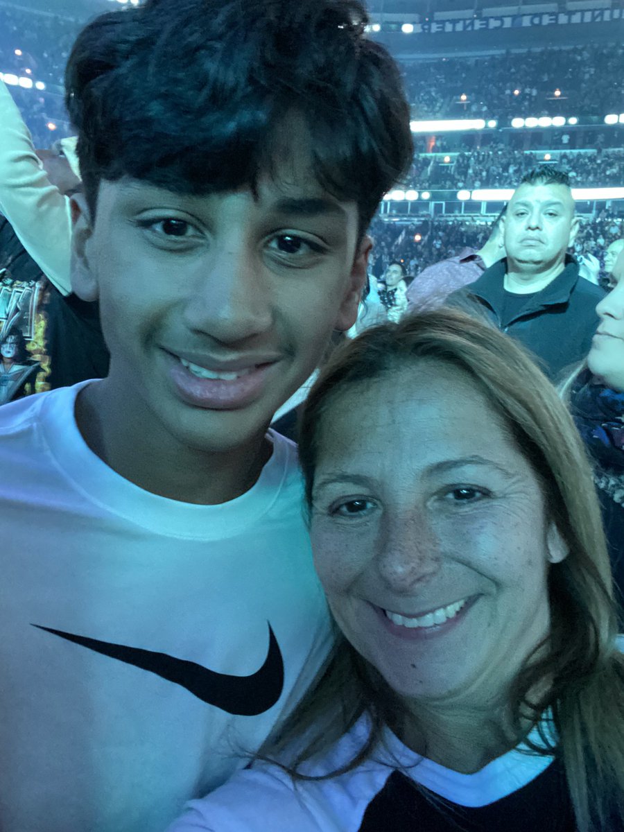 How fun to run into an old student at The Trilogy Tour! #MaraudersEverywhere <a href="/D23MacArthur/">MacArthur M.S.</a> <a href="/pitbull/">Pitbull</a> <a href="/enriqueiglesias/">Enrique Iglesias</a> <a href="/ricky_martin/">Ricky Martin</a>