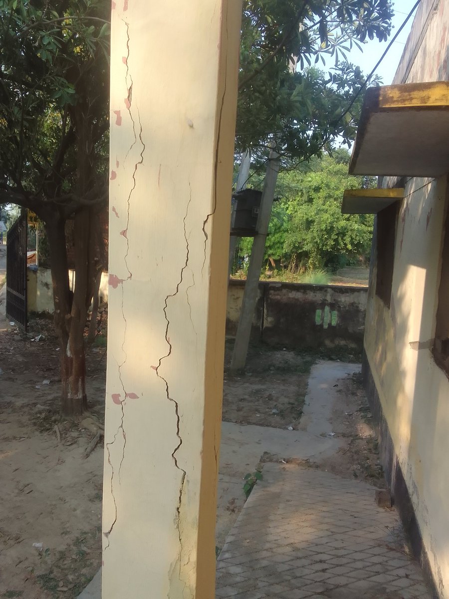 amethi18's tweet photo. @CMOfficeUP @DmAmethi @smritiirani 
#amethi #अमेठी 
जान जोखिम में डालकर मरीजों का उपचार करते डाक्टर, गोसाईगंज स्थित 
राजकीय आयुर्वेदिक चिकित्सालय का भवन जर्जर स्थिति में, मरीजों व डाक्टर के साथ कभी भी हो सकता है बड़ा हादसा,
पिलर व छत में पड़ी दरारें, https://t.co/7GBE8CMcux