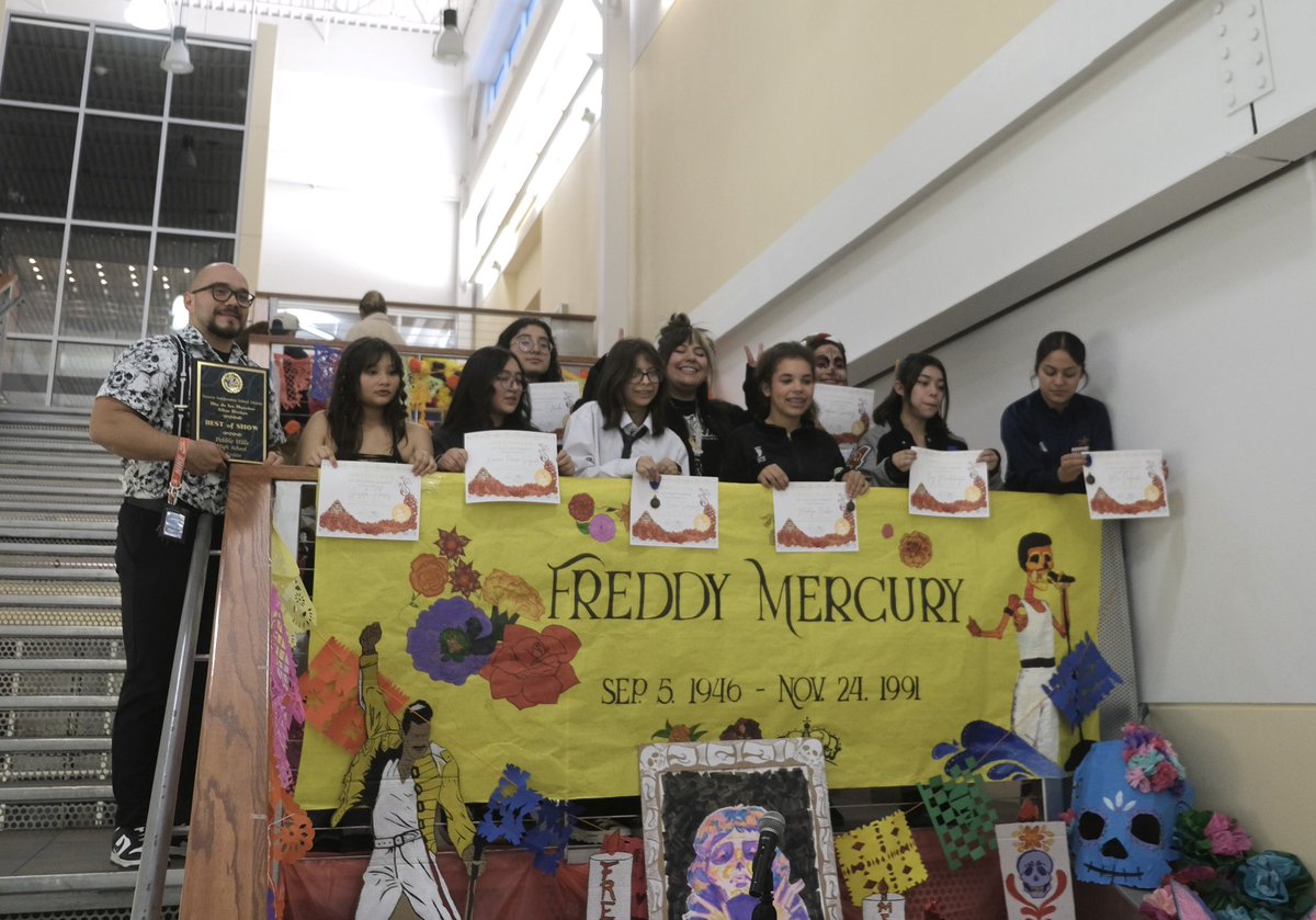 Bee_SanchezArt's tweet photo. WOOH! 🥳we took home best of show for the 1st ever Dia de Los Muertos competition for @SocorroISD @SISD_FineArts! Big congratulations to all our our students for helping us contribute or create art works for this altar showcase! @iortega_PHHS #PHHSArtClub #spARTans 🧡🩵@PHills_HS https://t.co/N25HS0nXZQ