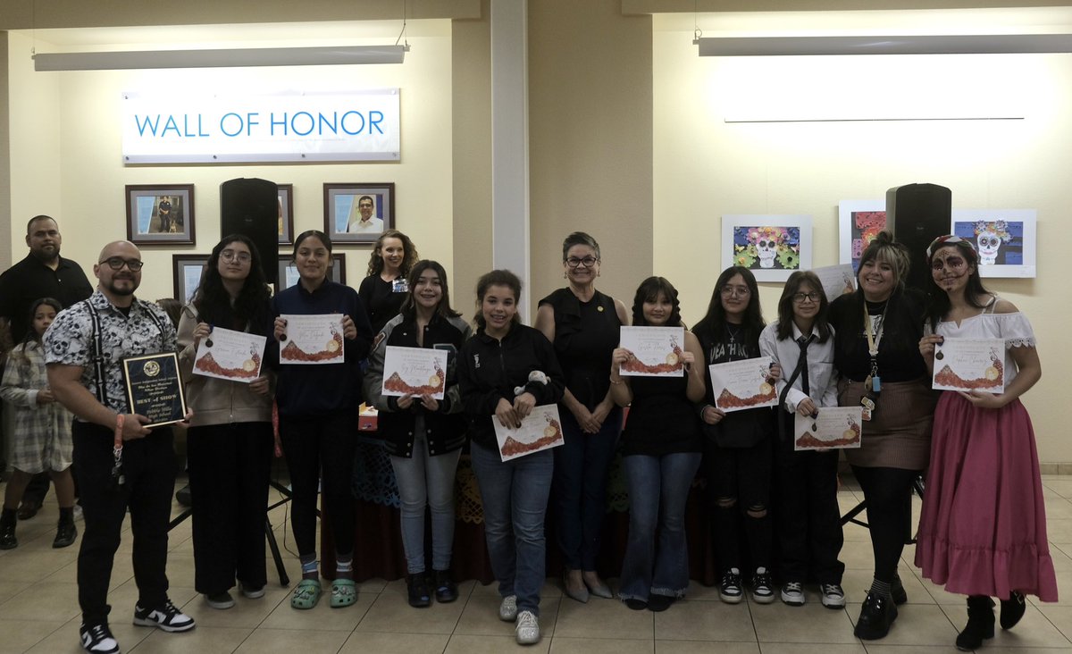 Bee_SanchezArt's tweet photo. WOOH! 🥳we took home best of show for the 1st ever Dia de Los Muertos competition for @SocorroISD @SISD_FineArts! Big congratulations to all our our students for helping us contribute or create art works for this altar showcase! @iortega_PHHS #PHHSArtClub #spARTans 🧡🩵@PHills_HS https://t.co/N25HS0nXZQ