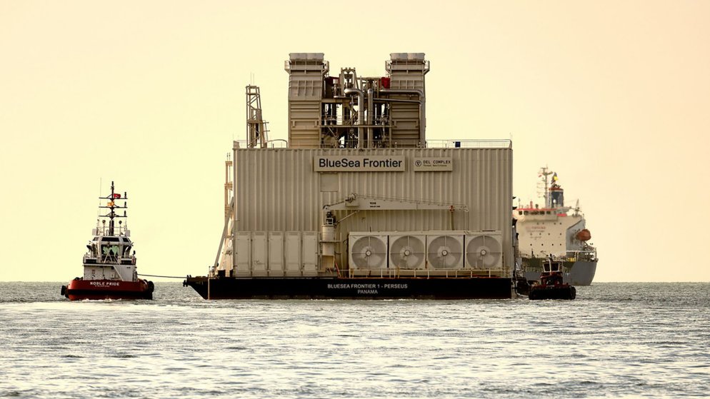 finalbsd's tweet image. 【AI 公司计划在国际水域运行 10,000 个 Nvidia H100 GPU 集群】

美国公司Del Complex计划在国际水域上漂浮自己的AI计算机集群，以避免政府监管。该公司将形成单独的主权国家，每个国家都被称为BlueSea Frontier Compute Cluster（BSFCC）。…