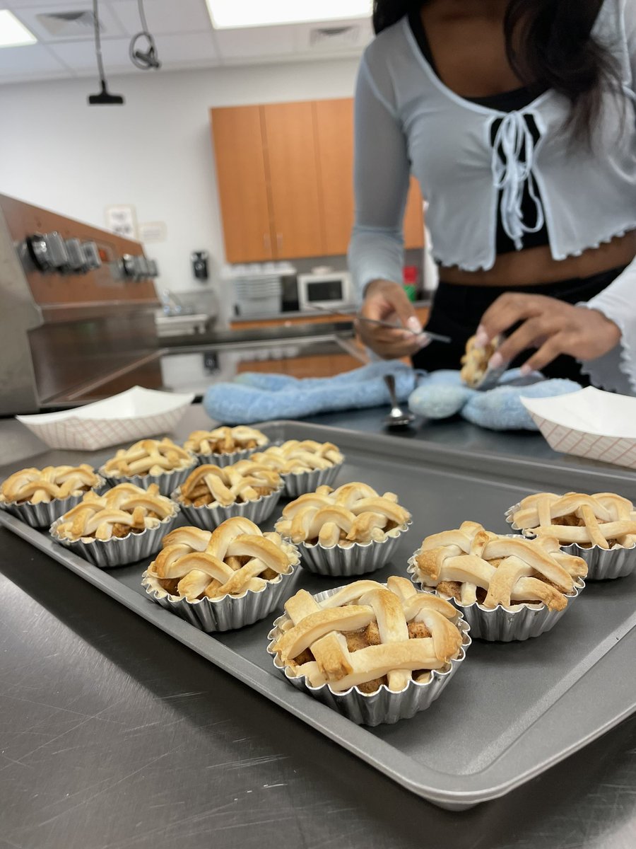 libertyfcclawsd's tweet image. ProStart students at LHS made fabulous mini apple pies! Getting ready for the holidays! #prostartproud
#wsdleads #culinarystars