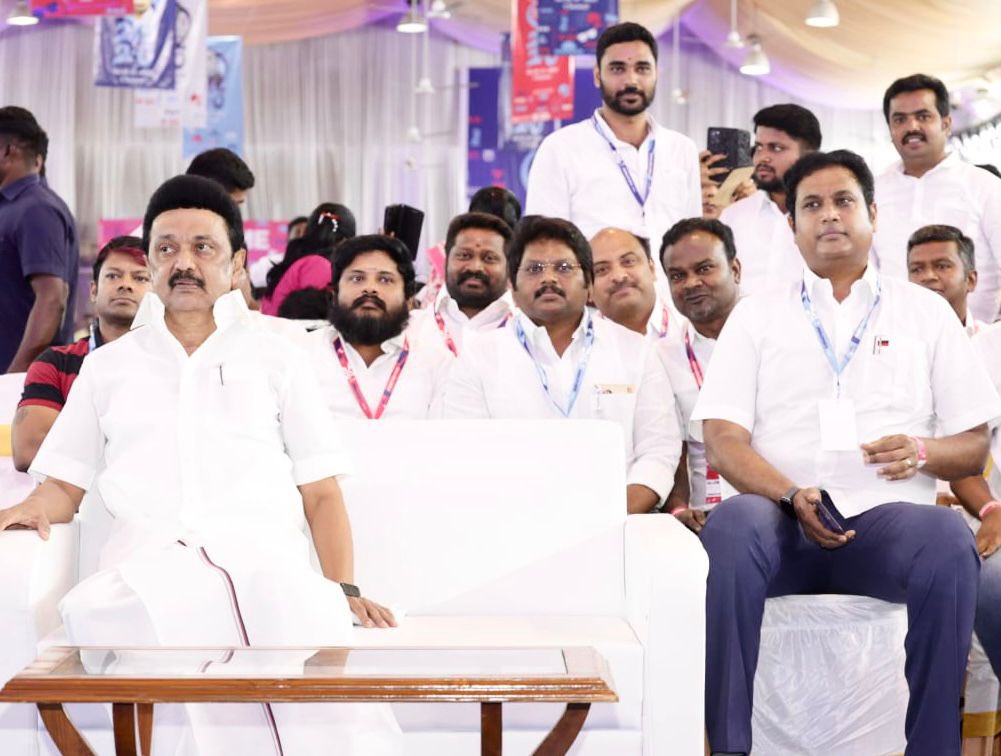 திமுகவில் பலர் இங்கே இருக்கிறார்கள்.. முதலமைச்சர் சொன்னது போல, தனித் தனியாக ஓசை எழுப்பாமல், ஒன்றாய் இணைந்து எழுப்புவோம்..

இந்தப் பதிவை லைக் போடும் அனைவரையும், RT பண்ணும் அனைவரையும் follow செய்கிறேன்..

கரங்கள் இணைத்து,
களத்தை வெல்வோம்.. 

#எழுவோம்_இணைவோம் #உடன்பிறப்புகளாய்