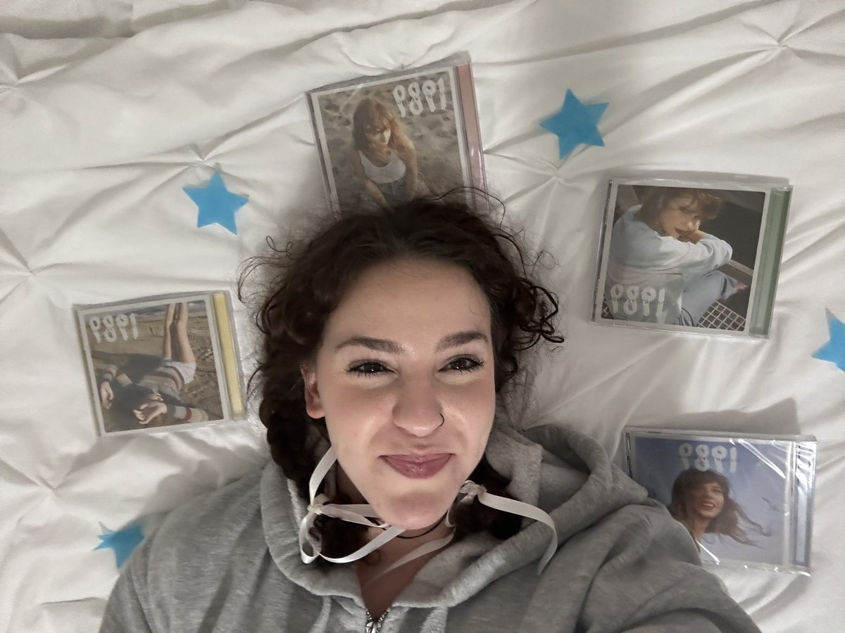 rachelemmat13's tweet image. these babies just arrived in the mail 🩵🩵#1989TaylorsVersion #HowIShakeItOff @taylornation13 @taylorswift13