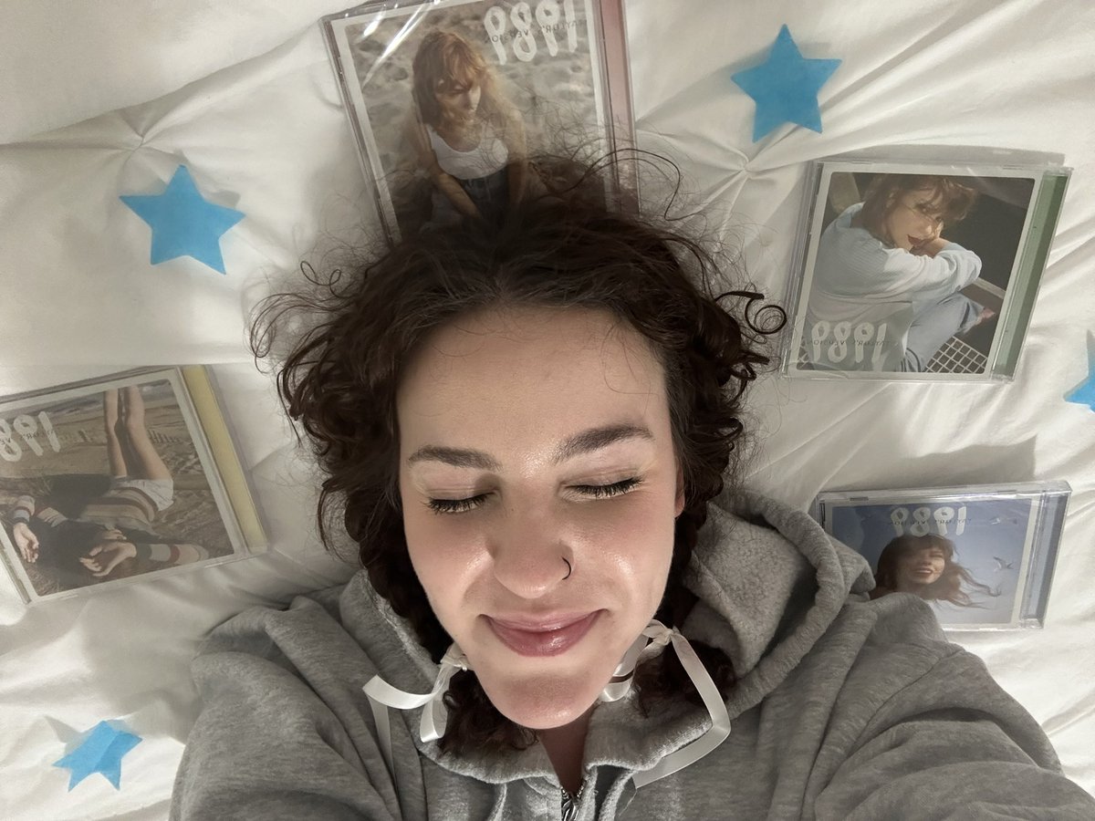 rachelemmat13's tweet image. these babies just arrived in the mail 🩵🩵#1989TaylorsVersion #HowIShakeItOff @taylornation13 @taylorswift13