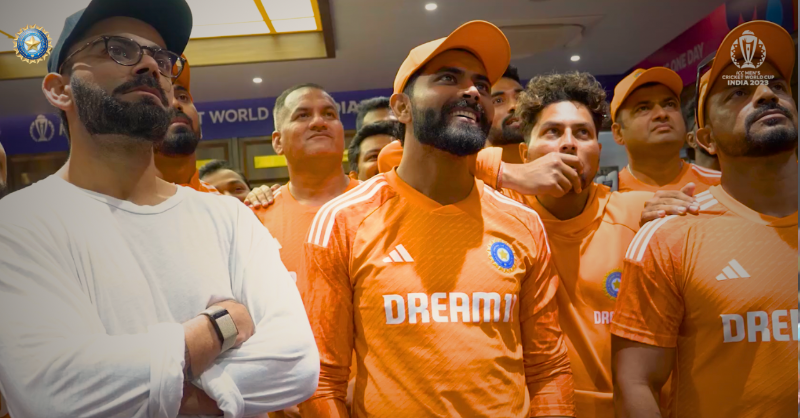 BCCI's tweet photo. The Medal Ceremony 🏅 in the dressing room just attained "LEGENDARY" status 🙌🏻

#TeamIndia was in for a surprise when someone 𝗜𝗡𝗦𝗣𝗜𝗥𝗔𝗧𝗜𝗢𝗡𝗔𝗟 announced the best fielder award 🫡🔝

#CWC23 | #MenInBlue | #INDvSL

WATCH 🎥🔽 - By @28anand