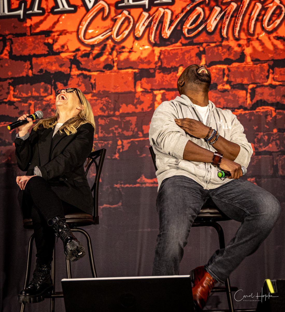 CarolHopke's tweet photo. Something really had them in stiches! I love seeing DB go into "full belly laugh" mode!! It warms my heart to see him laugh that hard!❤️🤣
#RachelHarris #DBWoodside #LuciConChi #hhchi23 https://t.co/w4tbUkoEMM