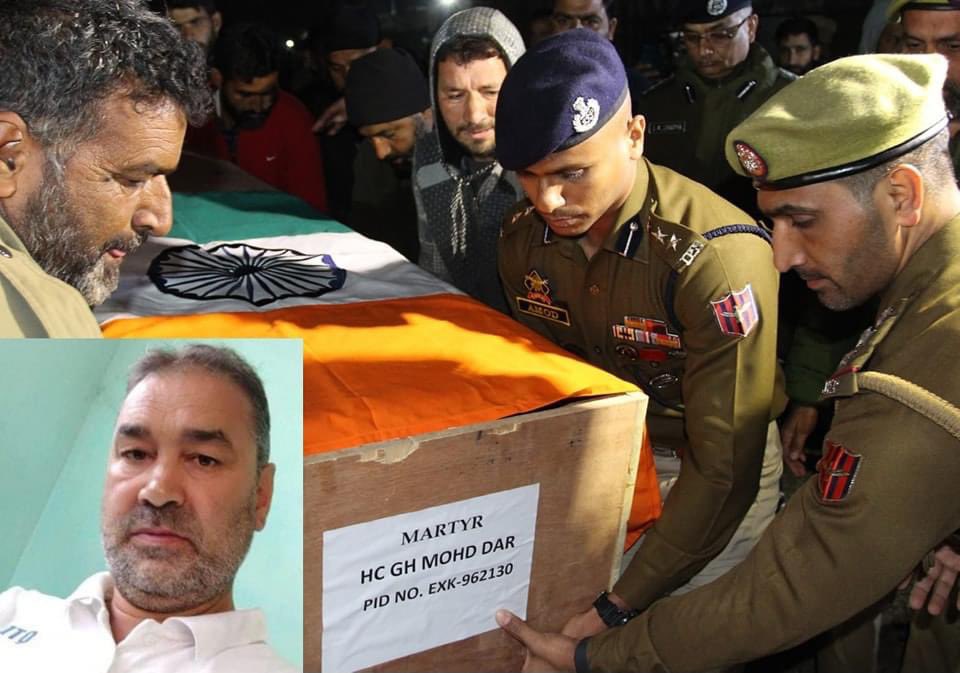 RegimentDiaries's tweet photo. Farewell To J&amp;K Police Head Constable Gh Mohd Dar.
.
Tèrrörists Fired Upon One J&amp;K Police Head Constable Gh Mohd Dar Outside His Residence At Kralpora, Baramulla, North Kashmir.
.
HC Mohd Dar Was Rushed To The Hospital But He Succumbed To Injuries.
.
Om Shanti 🙏🏼 https://t.co/1prmj7LoNl