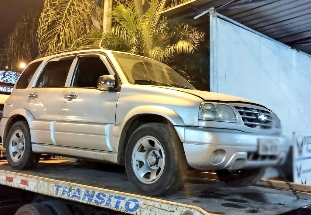 PoliciaEcuador's tweet photo. NEUTRALIZAMOS ACTIVIDAD DELICTIVA 

Mediante un operativo policial ejecutado en el sector La Sapera, #ElOro, donde operaba el GDO "Los Choneros", fue ubicado un vehículo reportado como robado, el cual fue acondicionado con artefactos explosivos.

👉 Entre los indicios:
-15 bultos de droga
-6 artefactos explosivos
-88 cartuchos
-2 motocicletas y 1 vehículo con alerta de robo

#NuestroTrabajoContinúa