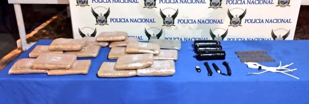 PoliciaEcuador's tweet photo. NEUTRALIZAMOS ACTIVIDAD DELICTIVA 

Mediante un operativo policial ejecutado en el sector La Sapera, #ElOro, donde operaba el GDO "Los Choneros", fue ubicado un vehículo reportado como robado, el cual fue acondicionado con artefactos explosivos.

👉 Entre los indicios:
-15 bultos de droga
-6 artefactos explosivos
-88 cartuchos
-2 motocicletas y 1 vehículo con alerta de robo

#NuestroTrabajoContinúa