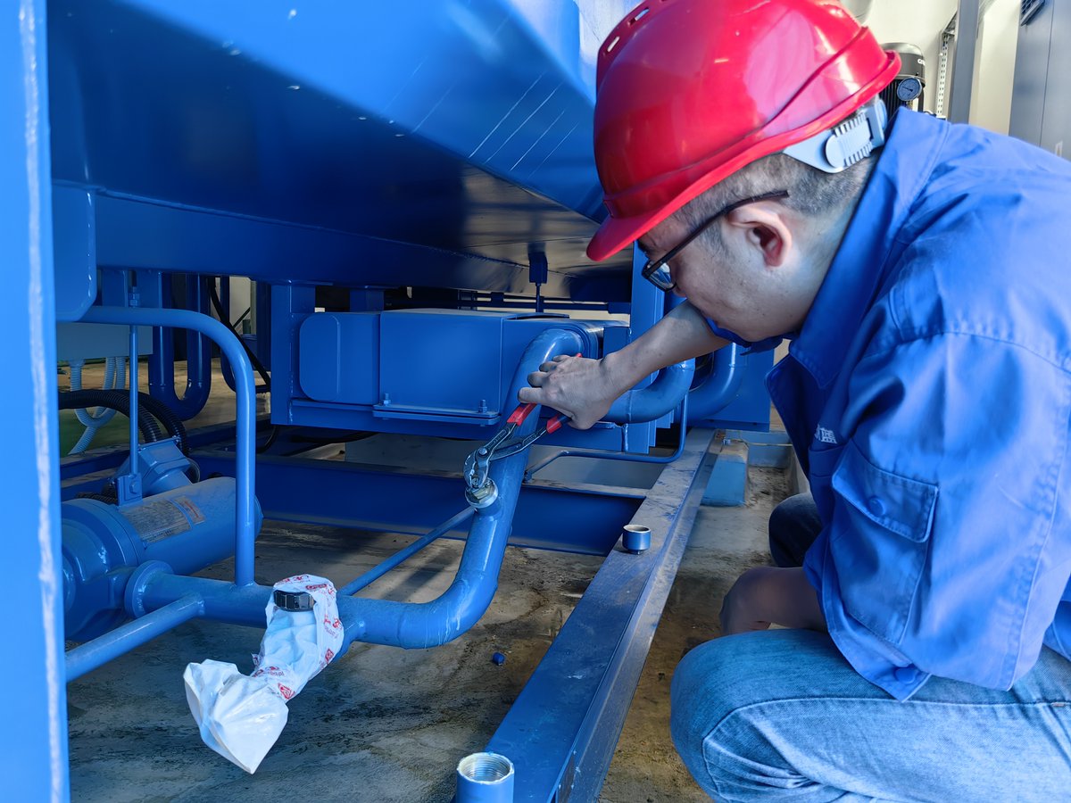 Alicia9961206's tweet photo. With the approaching of #heating season, #HopeDeepblue's service engineers are moving from one jotsite to another for commissioning, training and daily maintenance of #absorptionHeatPump
Deepblue alway concentrated ourself on #WasteHeatRecovery, #DistrictHeating, #Refirgeration. https://t.co/1TYMBWVRoF