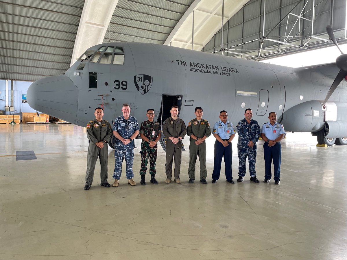 Berbagi pengalaman merupakan aspek kerjasama TNI AU-RAAF. Minggu ini airmen Australia dari 37 Squadron mengunjungi Skadud 31 di Jakarta untuk mendiskusikan transisi ke C-130J Hercules yang dioperasikan oleh kedua Angkatan Udara. Banyak manfaat yang didapat bagi keduanya.🇦🇺🇲🇨
