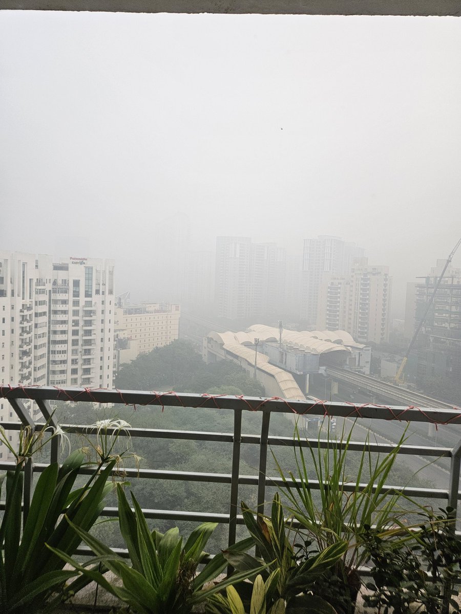 gleamingbright's tweet image. Gurugram covered with a thick blanket of smoke. Aqi in several areas has crossed 400. Sad state of affairs as no action by authorities to control stubble burning, indiscriminate construction and industrial and vehicular emissions 
#GurugramAirQuality #AirPollution #failedsystem