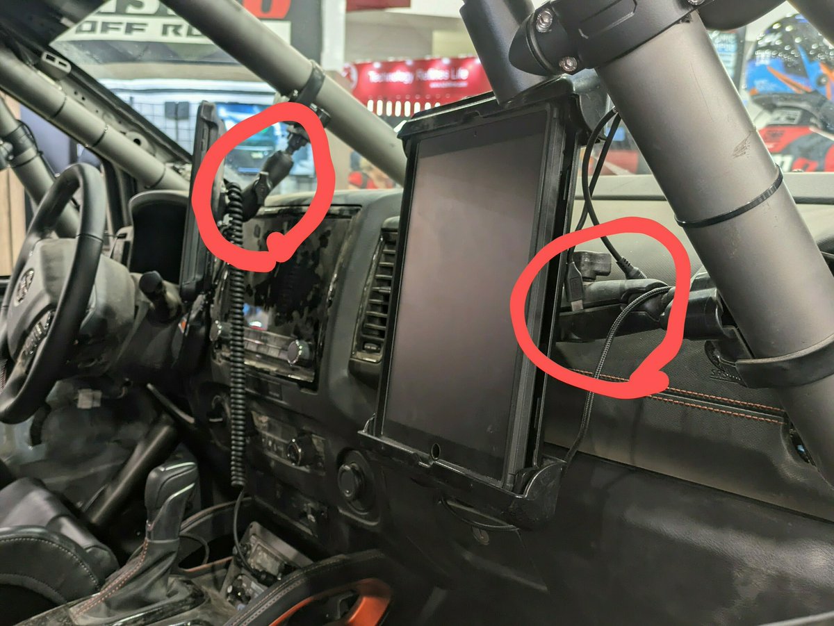 plot_touring's tweet image. ラスベガスで開催されているSEMA2023、本場という事もあり、ラムマウントもたくさん見つけました！

4x4ゾーンで見かける事が多くて、USトヨタの純正アクセサリーで採用されていたり、NISMOのレーストラックで採用されていたりして、信頼と堅牢さの証ですね！

IDOでした！
#ラムマウント #rammounts