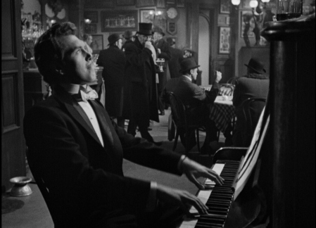 CellyNostalgie's tweet photo. D-2 Then i watched today's 2nd movie for #Noirvember: "Time Out of Mind" (1947, Robert Siodmak). Sold as noir, classified as noir but - if you ask my opinion - it's not a noir. It's a ''Gainsborough type gothic'' melodrama. A nice one, i actually think the harsh criticism it gets https://t.co/n9zly1rlDj