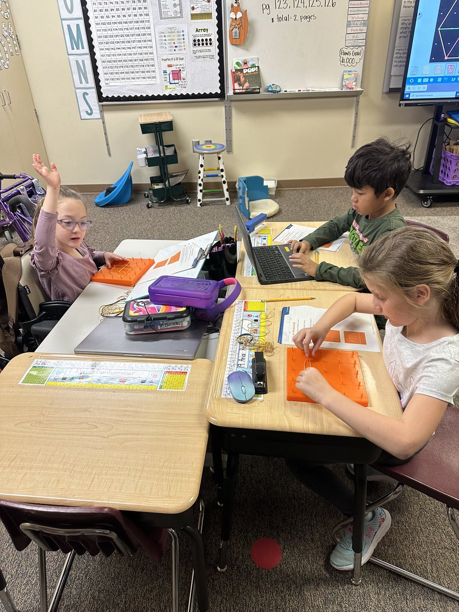 We used our Chromebooks and geo boards to find halves of shapes! Loved watching these 2nd graders create ✏️👩‍🏫