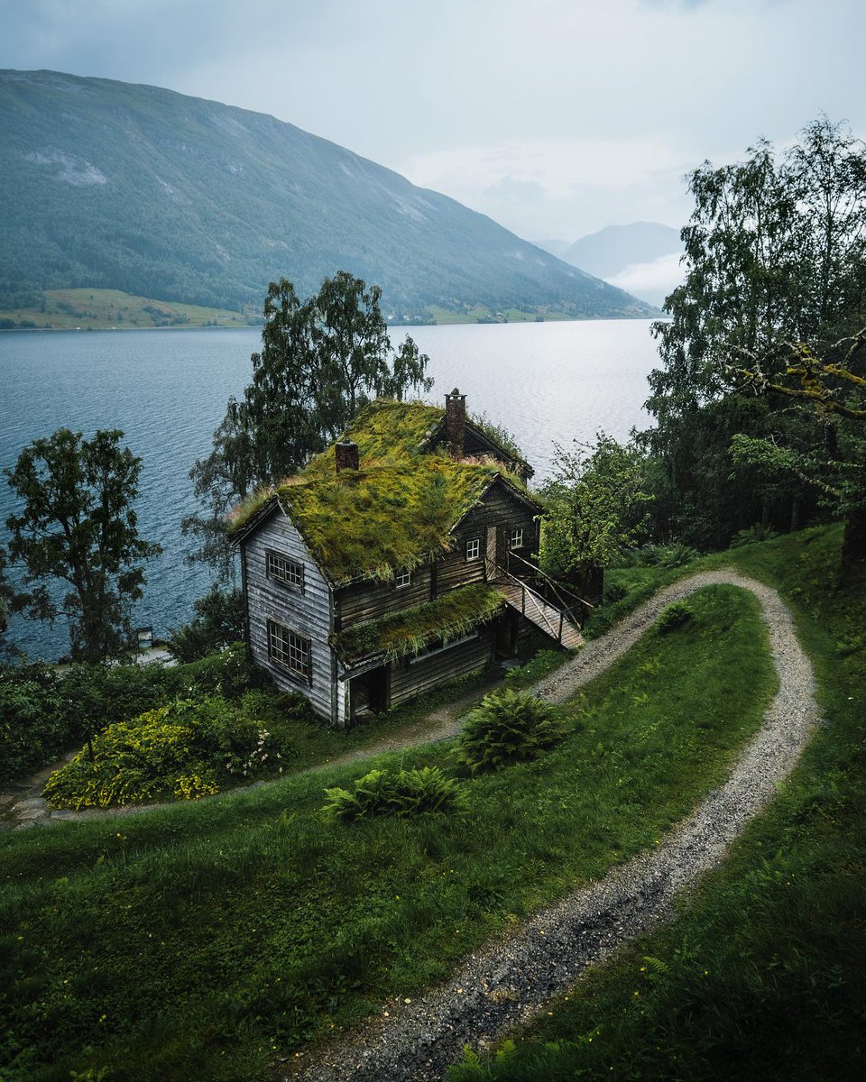 Would you travel back in time and stay in this traditional Norwegian home?

#norway #norge #visitnorway #travel #earth #photography #ExploreYourArchive