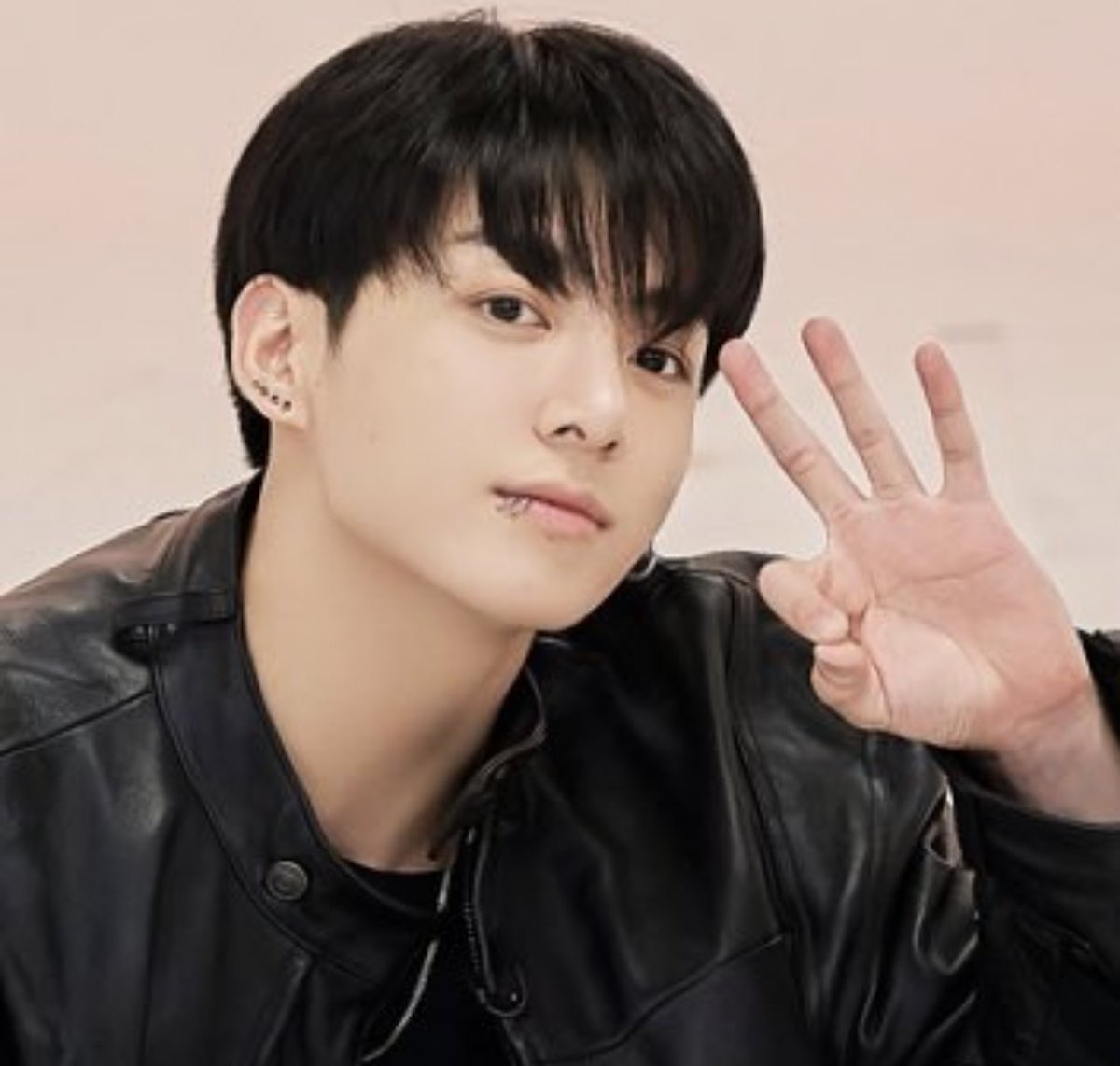Do not jump from song to song 😅 Listen to Jungkook! Be sure to listen from 1st track to the last in order it’s listed. You will feel the change of emotions thru his songs🥺 JUNGKOOK IS COMING STANDING NEXT TO YOU TODAY GOLDEN OUT TODAY #JungKook_GOLDEN #StandingNextToYou
