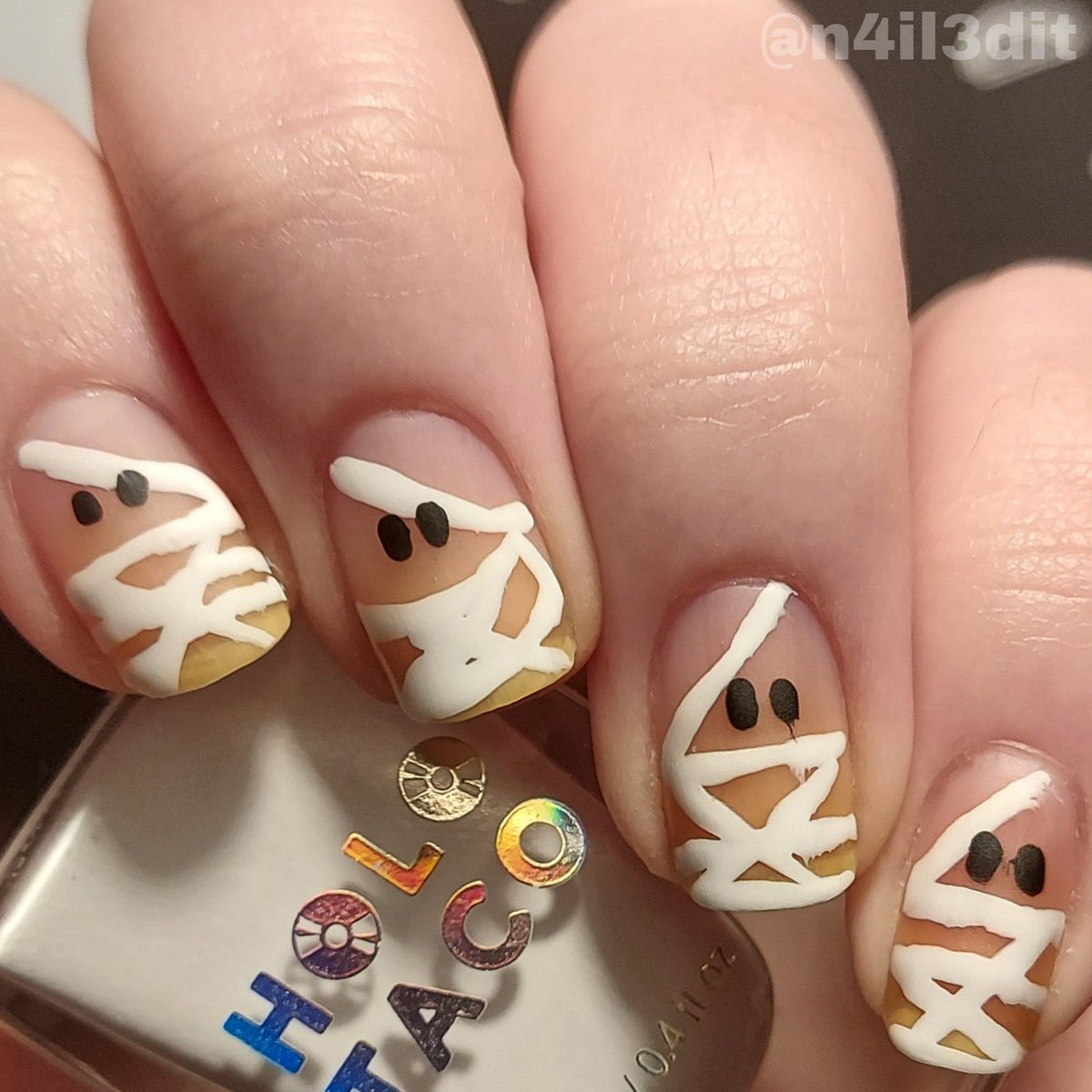 n4il3dit's tweet photo. Holo #amethystkittens and what is a mummy's favorite type of coffee? 🎃👻

De-coffin-ated! ☕️⚰️

💜💜
Products from 
@holotaco @nailogical 
💜💜

🦋nails done before leaving for college🦋

#holotaco #holotacocombo #mattenails #halloweennailart #halloweennails #halloween #mummy https://t.co/33vvTZDsv0