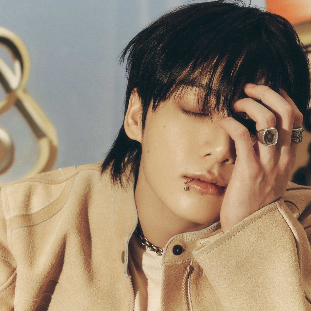 BTSArmyHomeArg's tweet photo. JUNGKOOK IS COMING
STANDING NEXT TO YOU TODAY 
GOLDEN OUT TODAY @BTS_twt

#GoldenByJungkook #JungKook_GOLDEN https://t.co/tad6oJduBB