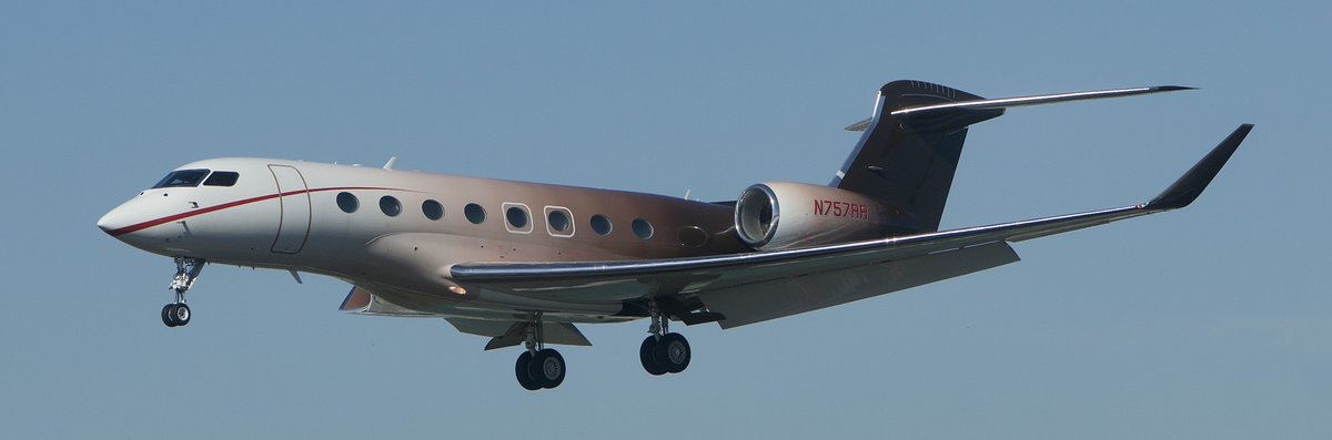 ShorealoneFilms's tweet image. Some heavy hitters coming &amp;amp; going at @VanNuysAirport today! #AvGeek #Gulfstream #GlobalExpress #Falcon 11-02-23