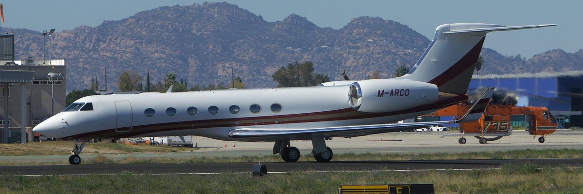 ShorealoneFilms's tweet image. Some heavy hitters coming &amp;amp; going at @VanNuysAirport today! #AvGeek #Gulfstream #GlobalExpress #Falcon 11-02-23
