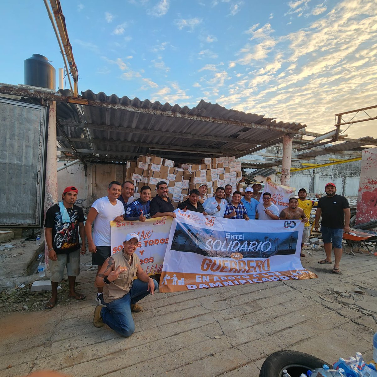 Seccion36Ofic's tweet photo. La Sección 36 que lidera el 🙋🏻‍♂️ Mtro. Rigoberto Vargas Cervantes continúa con el apoyo solidario para nuestros hermanos afectados por el paso del Huracán Otis y entregó una tercera dotación de 11 toneladas de víveres a la Sección 14 del SNTE.
#Sección14
#Sección36 https://t.co/M10lE9O6MI