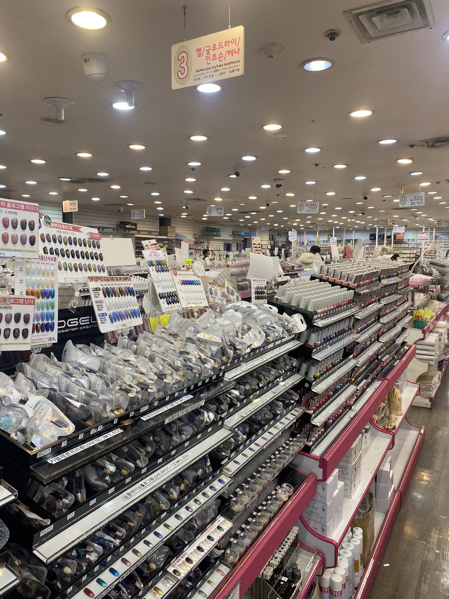 先月ずっと行きたかった韓国のネイル屋さんにいけました！！！
種類多すぎて全部見れきれたかな?って感じ笑
たくさん買った💸