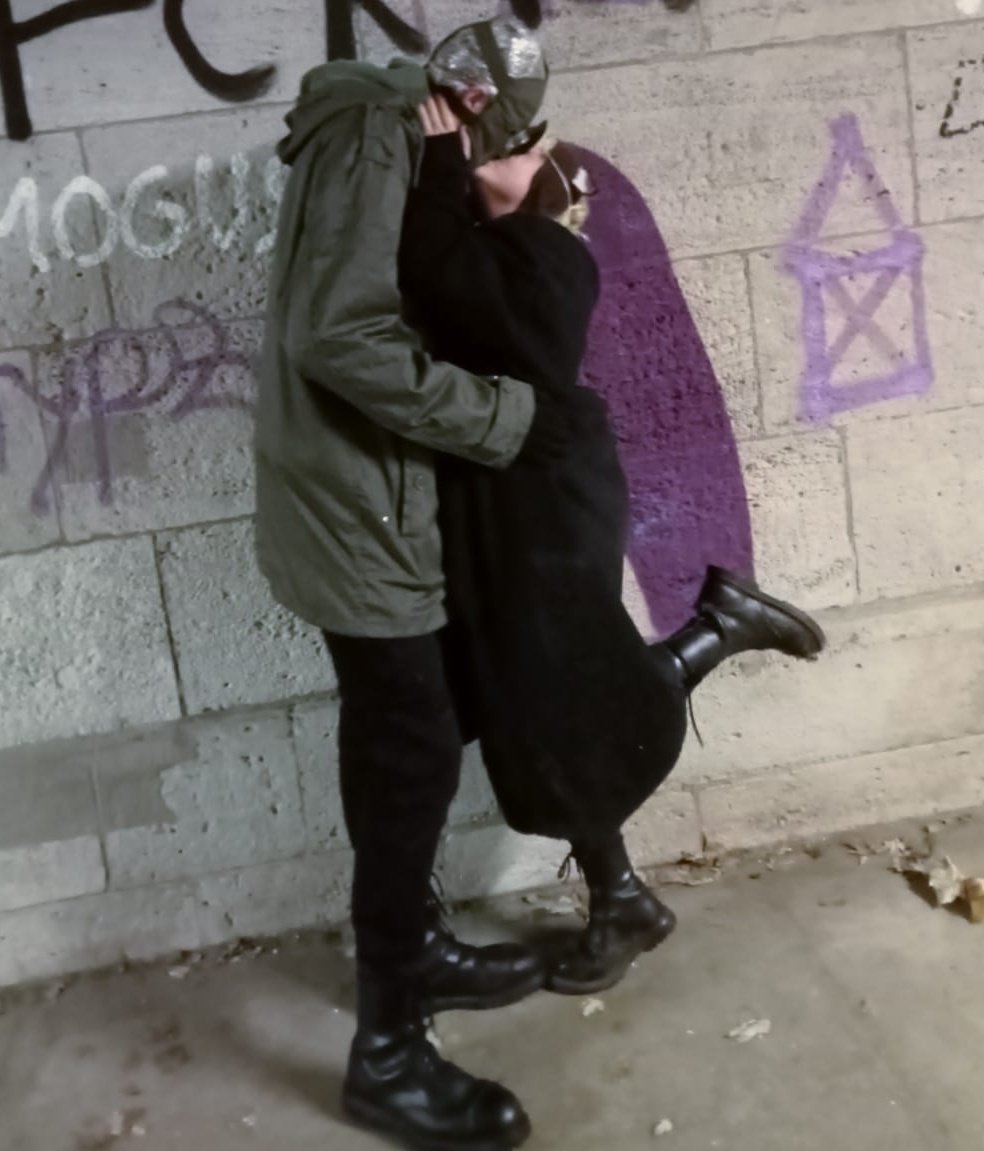 kiddosucks's tweet photo. hi guys for halloween I was a really shitty diy batman so I could match my gfs high effort expensive riddler https://t.co/32U9kiGiJS