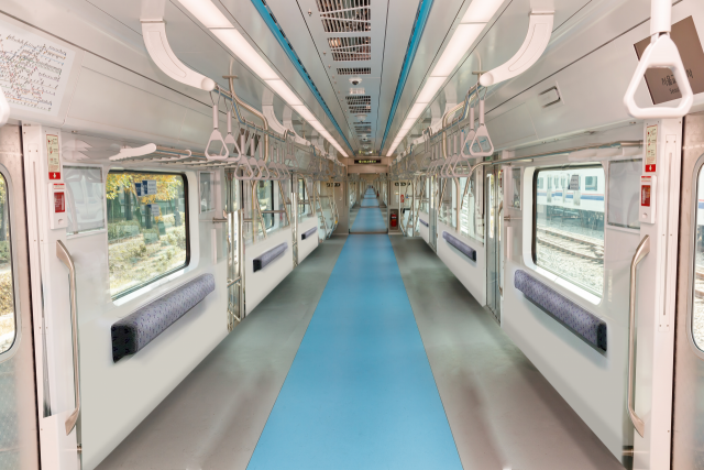 You may have seen that Seoul will be trialing seatless subway cars on lines 4 and 7 from Jan next year. Only two cars per train will be replaced with these, with plans to expand further if successful.

Surprised that there are no center poles which some other subway cars do have.