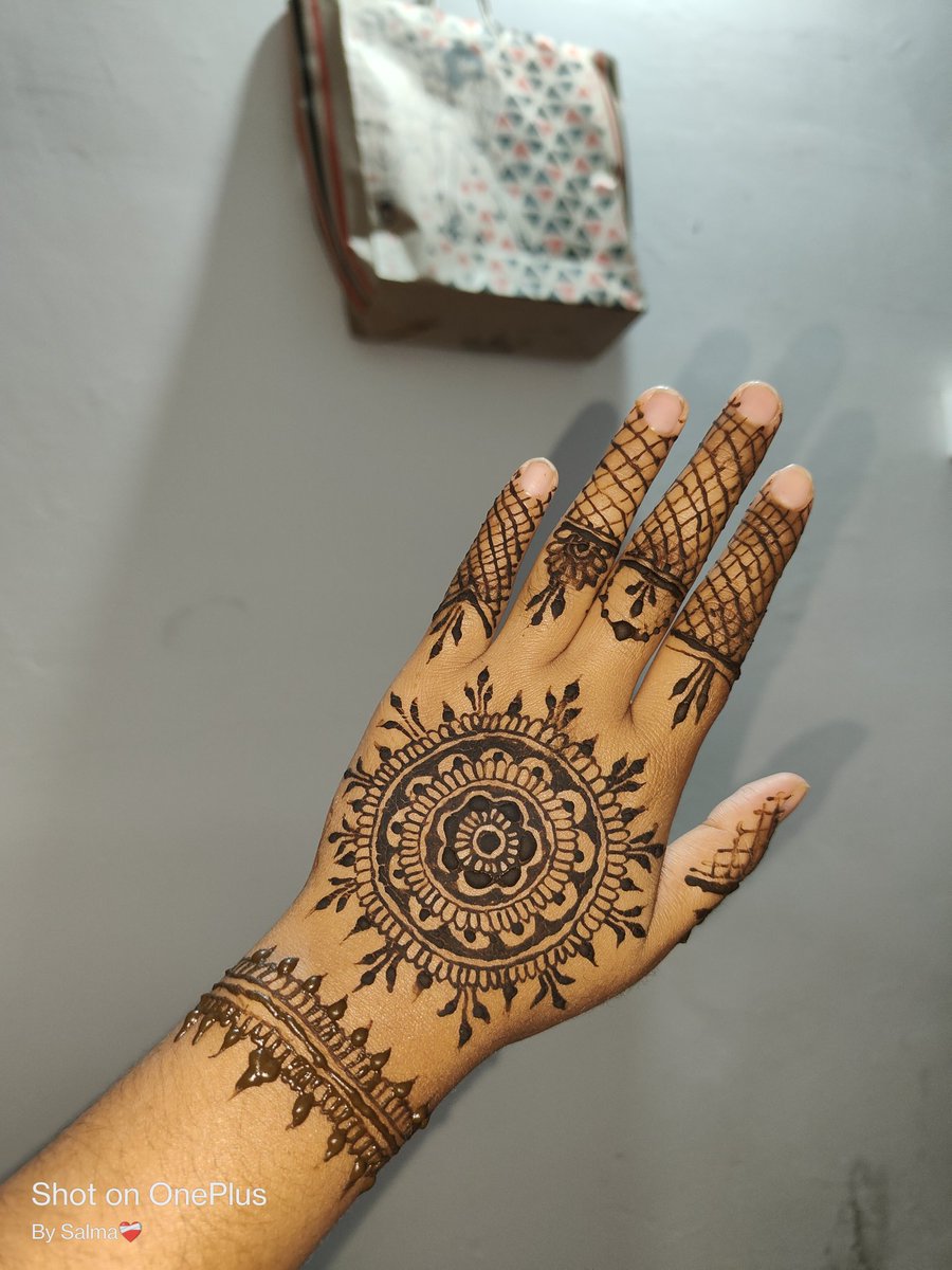 Ruhani144's tweet photo. #Selfmehendi 
#MehendiDesign
#GoodMood
#GoodVibes🥳 https://t.co/XspWDqsvSS