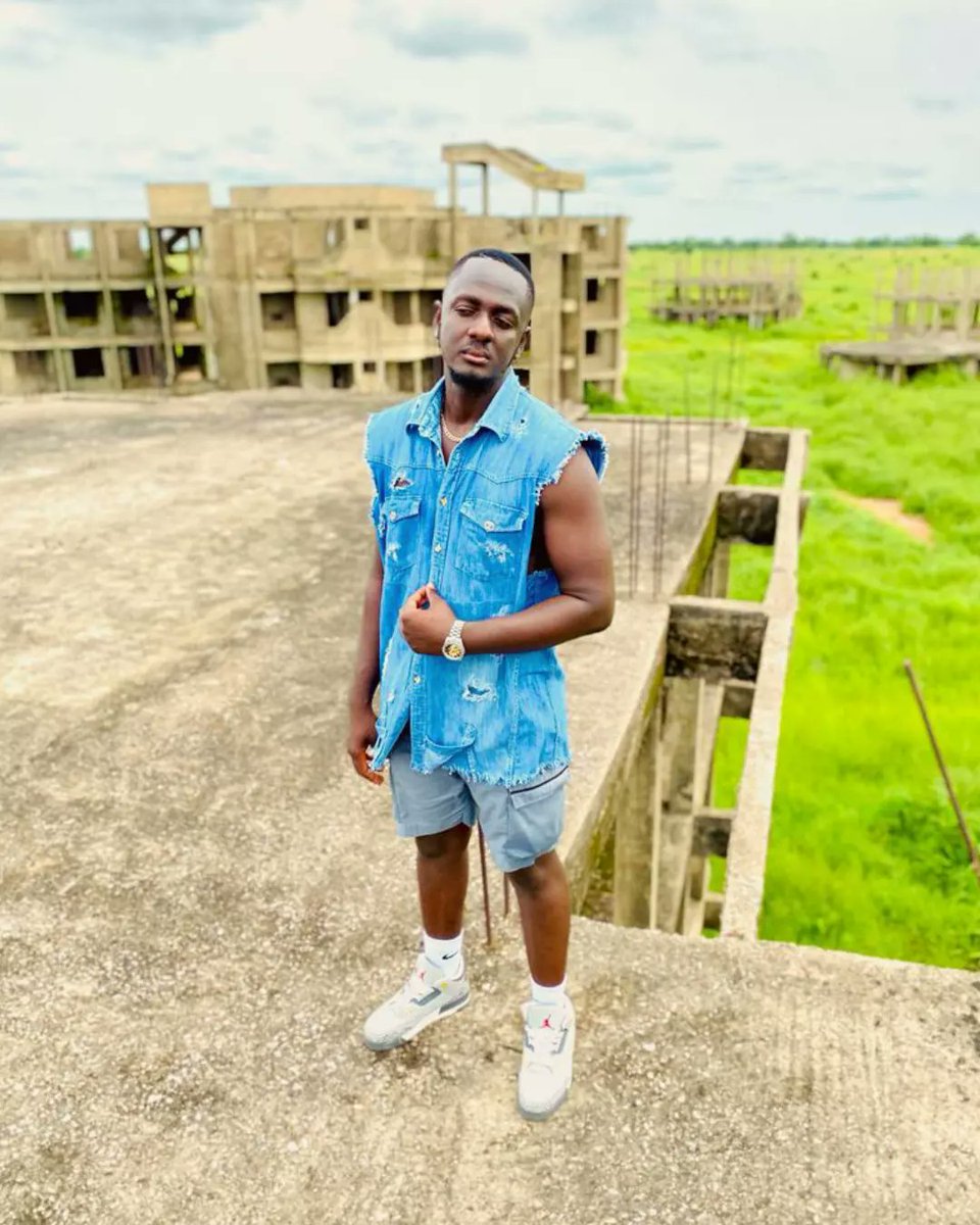 kwamezizi's tweet photo. #44points Official Video, COMING SOON. Keep streaming 🙏 :
https://t.co/TuSYVqeF1v https://t.co/EeZLWRXjgD