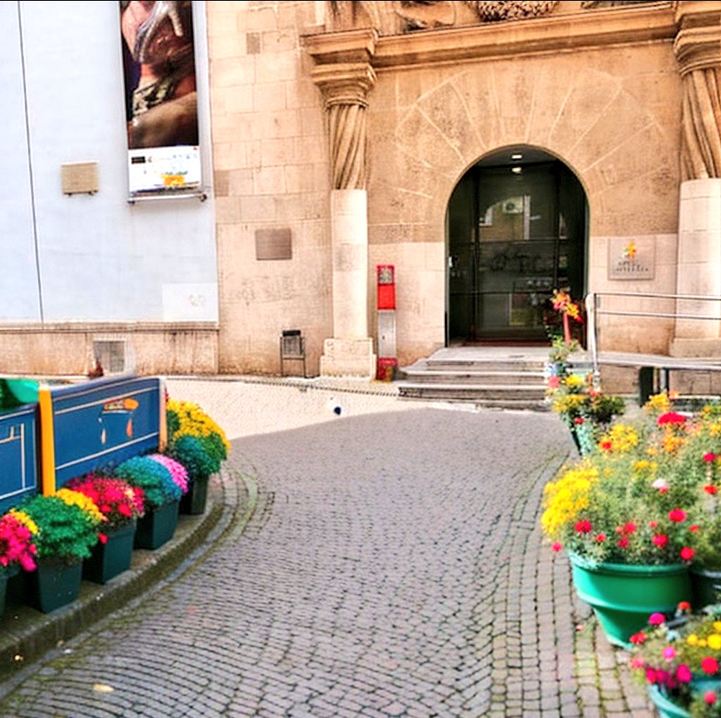 jjizquierdo2012's tweet photo. Así es la entrada del museo más barroco de #MurciaCapital
El #MuseoSalzillo tiene una entrada con un entorno urbano con triple de asfalto que acera 😔
¿Cómo te gustaría que fuera?
📷Igual
📷Foto2
📷Foto3
📷Foto4
#MurciaPaseable
#EmbellecerMurciaCascoHistórico
#MurciaBonica https://t.co/T2HXVV0Tct