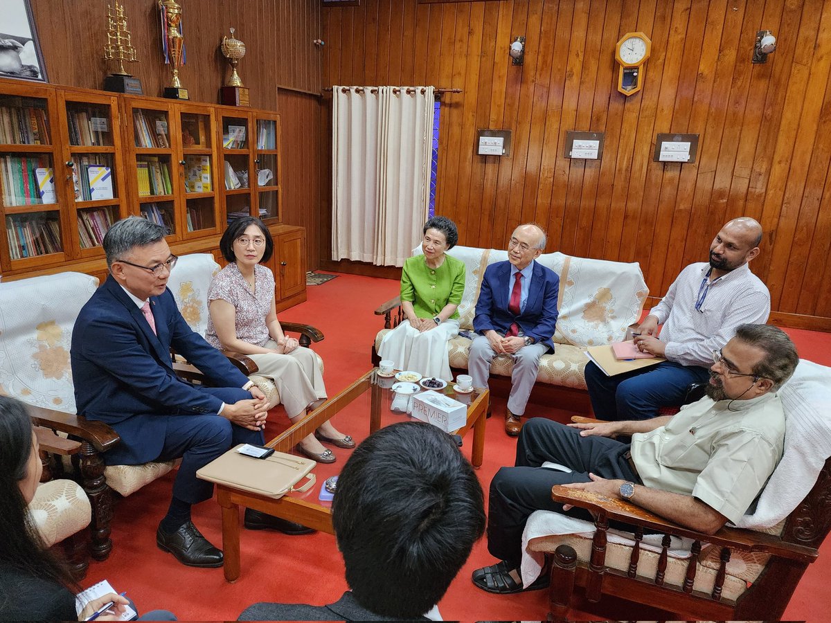 On October 31, Ambassador @ChangJaebok1 met Vice Chancellor, C.T. Aravindakumar, of Mahatma Gandhi University and discussed ways on cooperation in education with support to the Korea Center, officially inaugurated today. 🇰🇷🇮🇳 #KoreaCenter in #Kerala.