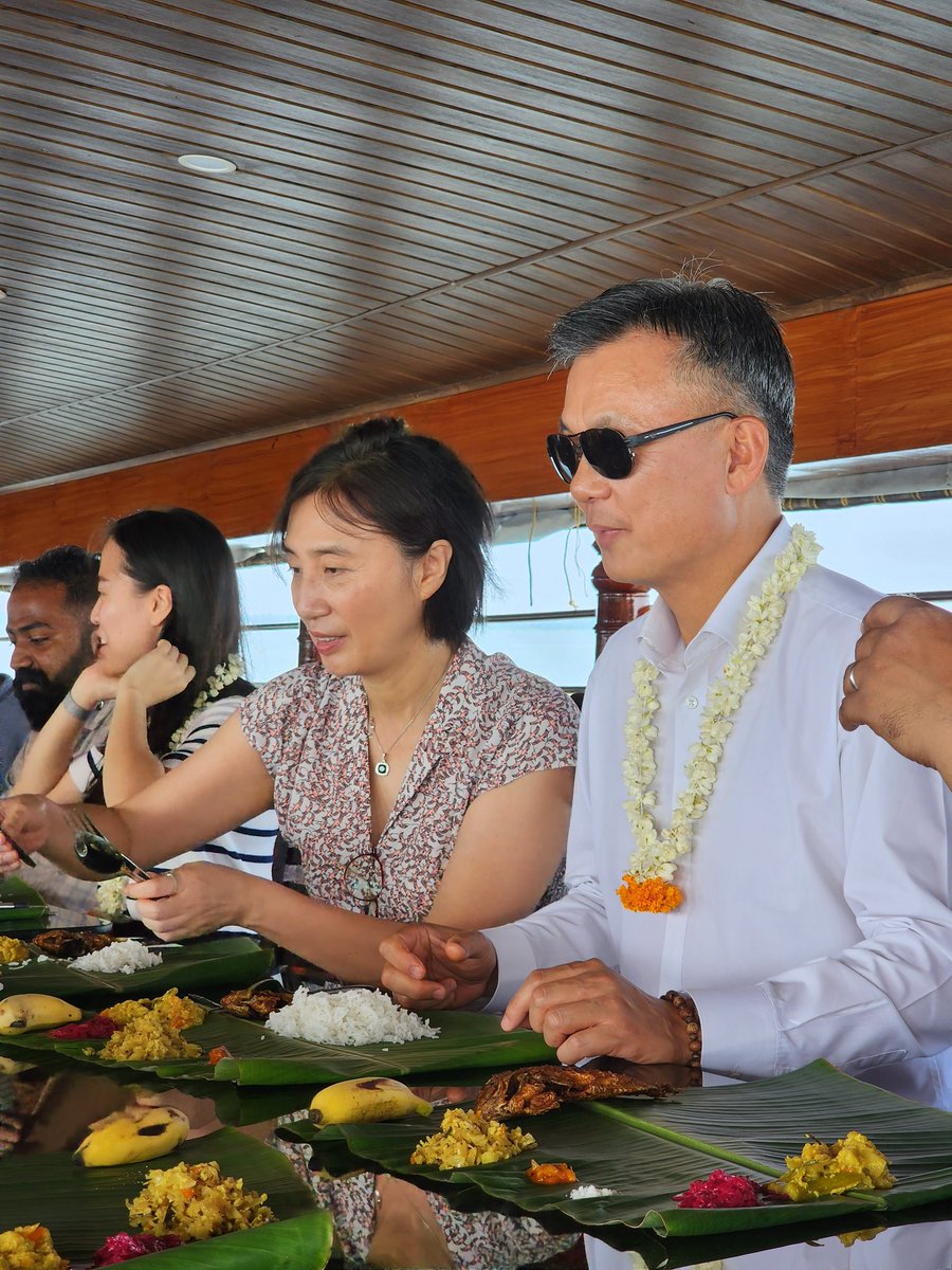 Ambassador @ChangJaebok1 and the faculties of Mahatma Gandhi University had an incredible lunch on Oct 31. They enjoyed the traditional Kerala 'Sadhya' on a #houseboat with stunning backwater views. Strongly recommend this special cultural experience indeed! 🌴 #Sadhya #backwater