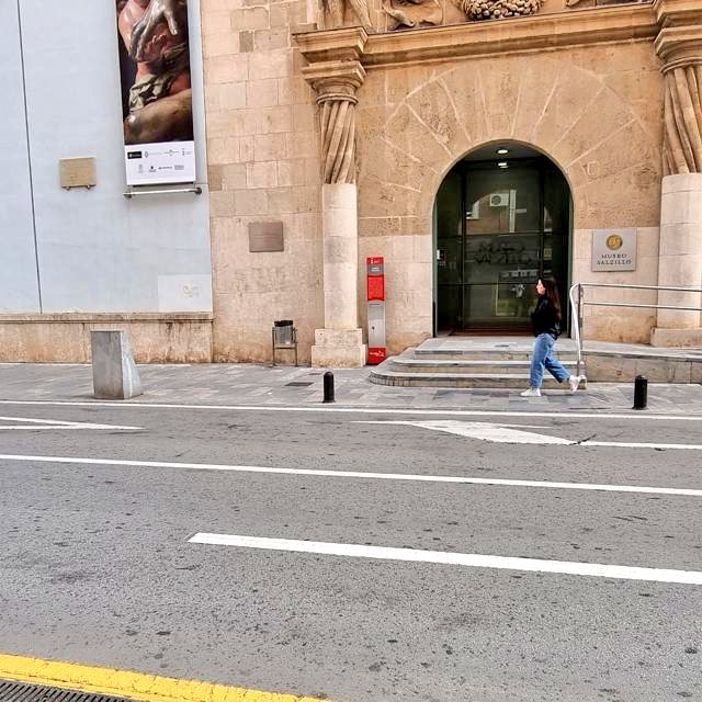 jjizquierdo2012's tweet photo. Así es la entrada del museo más barroco de #MurciaCapital
El #MuseoSalzillo tiene una entrada con un entorno urbano con triple de asfalto que acera 😔
¿Cómo te gustaría que fuera?
📷Igual
📷Foto2
📷Foto3
📷Foto4
#MurciaPaseable
#EmbellecerMurciaCascoHistórico
#MurciaBonica https://t.co/T2HXVV0Tct