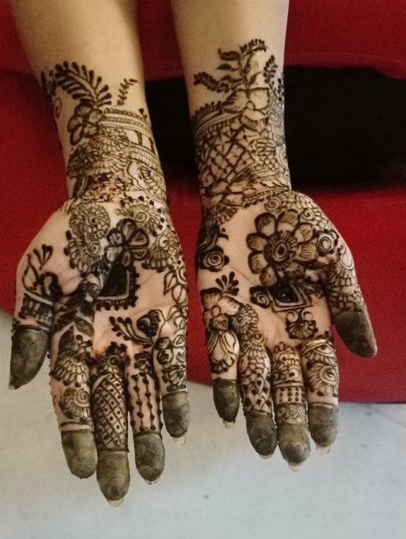 जानती हूँ मेरे उपवास रखने से
तुम्हारी आयु बढ़ नहीं जाएगी
जानती हूँ उस चाँद को अर्ध्य देने से
पूजने से कुछ बदल नहीं जाएगा
तुममें उस चाँद का अक्स देखना
मुझे अच्छा लगता है 
आज के निर्जल व्रत से
मुझे कुछ हो नहीं जाएगा
पर तुम्हारा यूँ फिक्र करना
मुझे अच्छा लगता है 
Happy #KarwaChauth