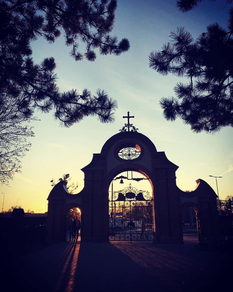 ADerewienko's tweet photo. #WszystkichŚwiętych
#AllSaintsDay
#ThisIsPoland 🤍❤️
#CatholicChurch
#Polska
#PolskieCmentarze
#PolskieNekropolie
#PamięćJestWażna https://t.co/z8ASGg7FOS